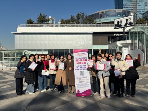 연수구 송도3동 통장자율회는 지난달 25일 송도트리플스트리트 광장에서 해사전문법원 연수구 유치를 위한 서명운동 및 거리 캠페인을 전개했다